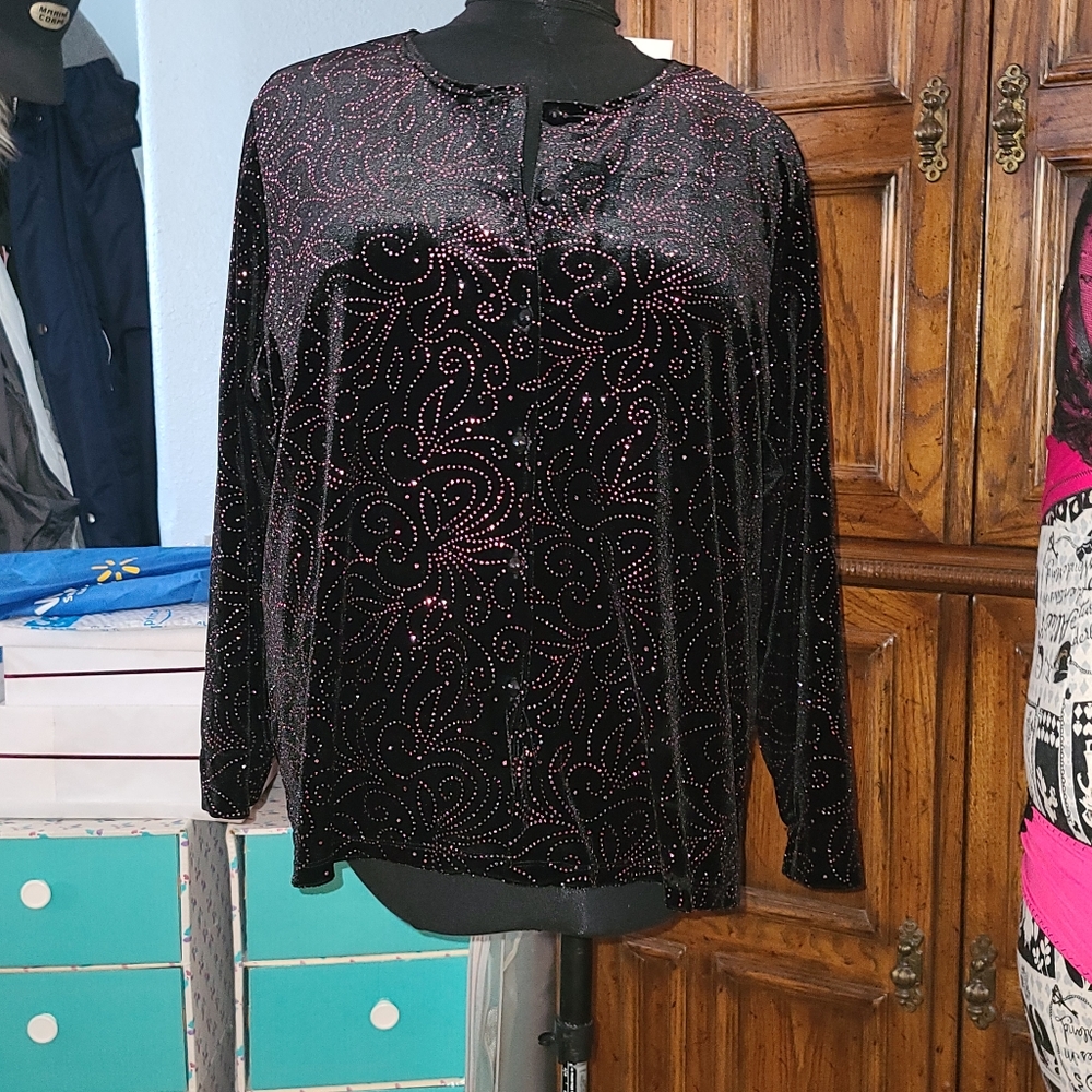 Black velvet with pink glitter. 26/28 Notations